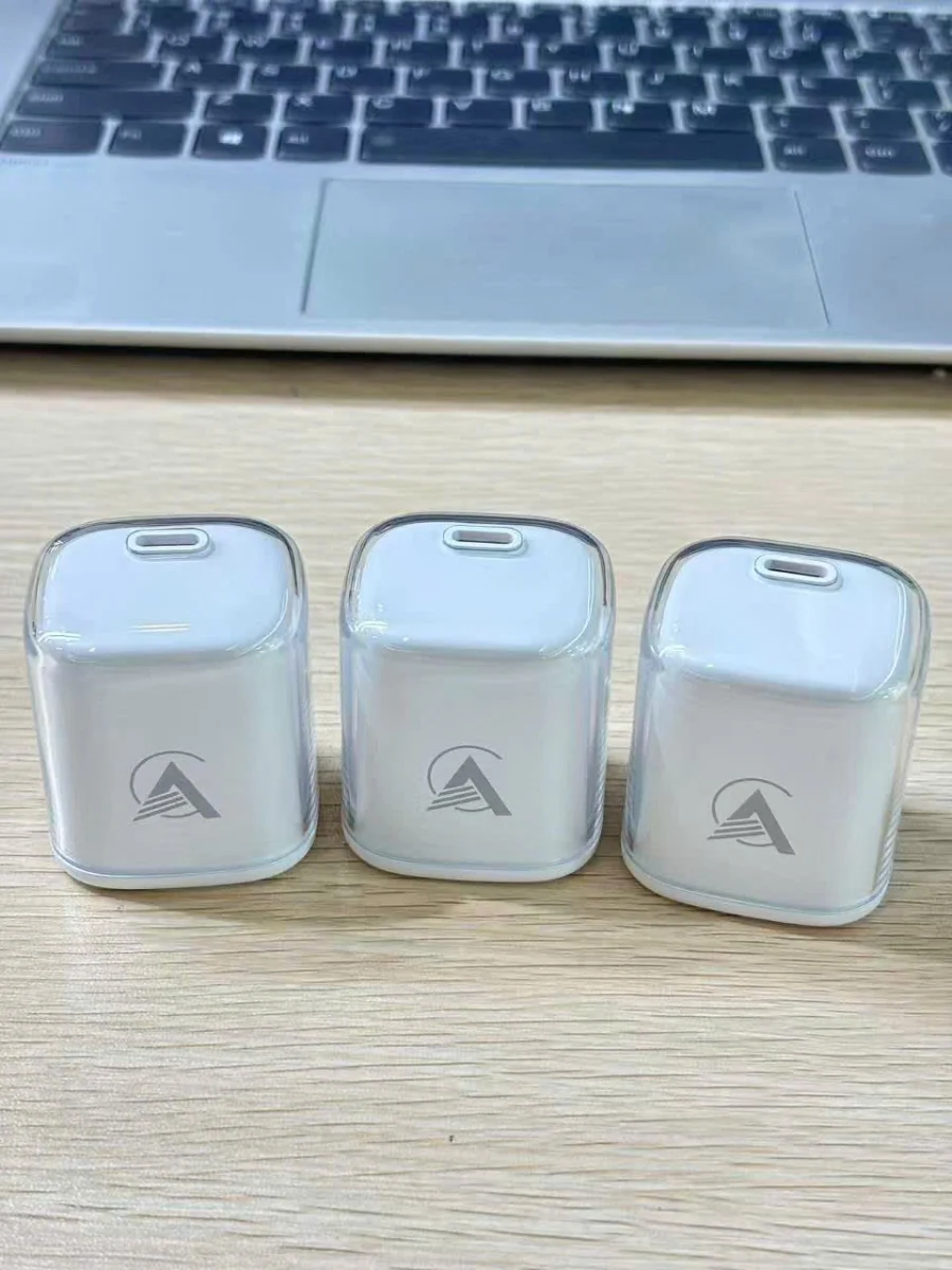 Các củ sạc ANBELER 45W Dynamic AVS màu trắng trên bàn làm việc