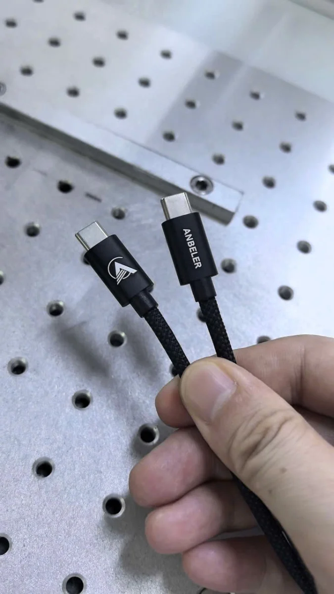 Cận cảnh hai đầu USB-C của dây USB4 ANBELER bện dù đen